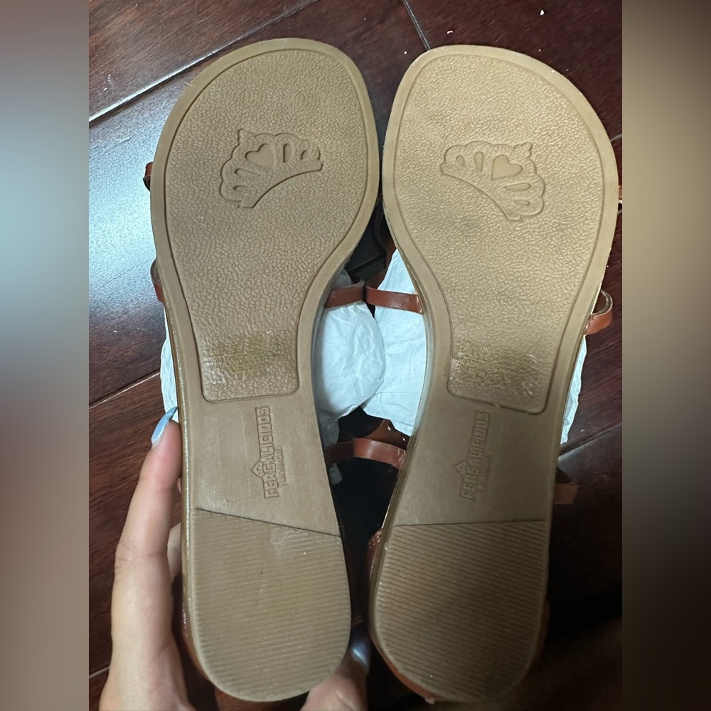 BRAND NEW FERGALICIOUS SANDALS - Picture 3 of 5